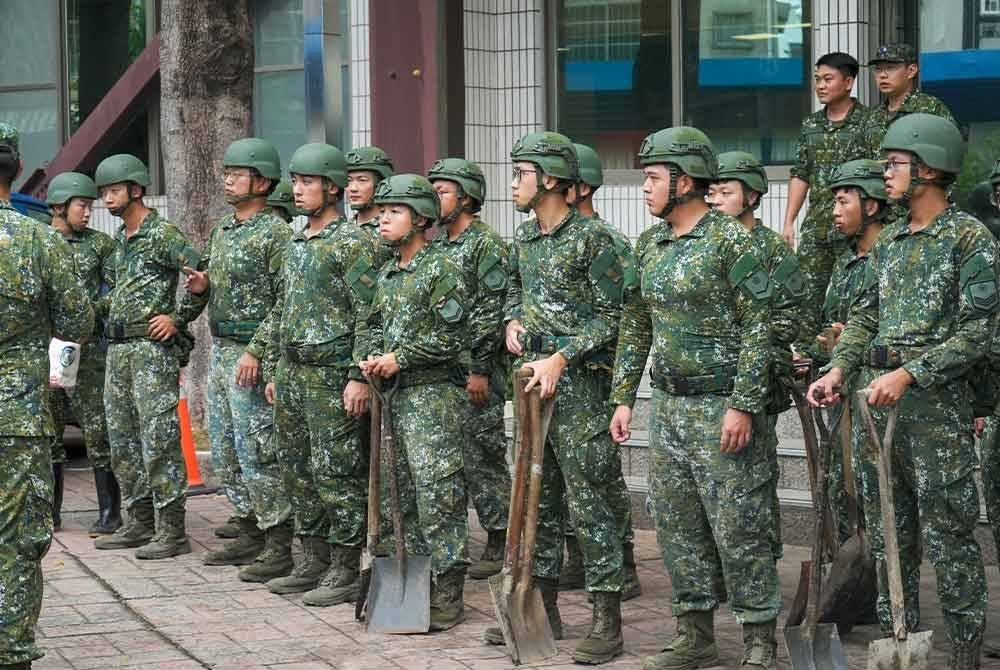 Tentera Taiwan membantu mengisi beg pasir untuk diedarkan kepada orang awam menjelang ketibaan Taufan Krathon. Foto AFP