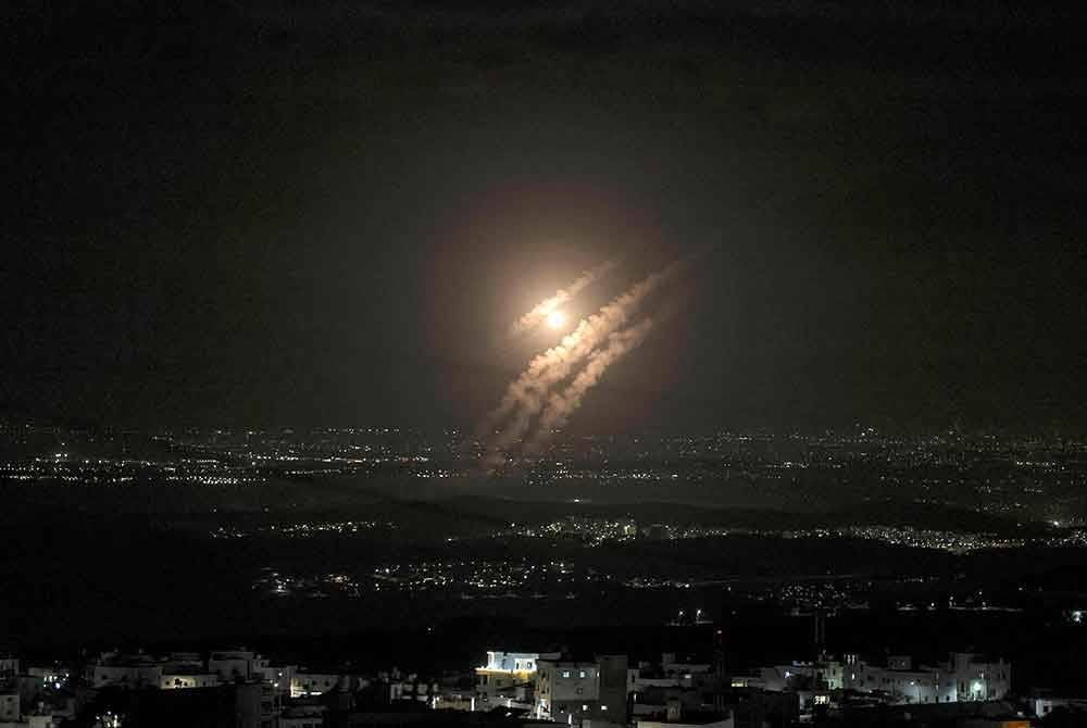 Iran melepaskan peluru berpandu balistik ke arah Israel pada malam Selasa sebagai tindakan balas serangan Zionis terhadap sekutunya Hizbullah di Lubnan.