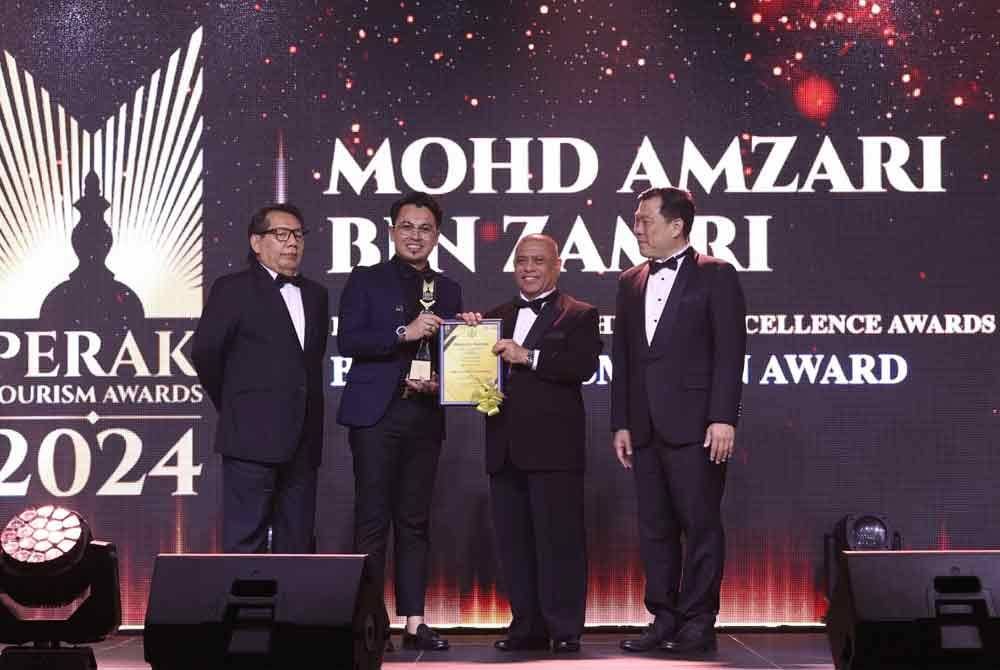 Pengarah Urusan Miker Food, Mohd Amzari Zamri (dua dari kiri) dipilih sebagai penerima anugerah Excellence in Tourism Attraction pada majlis Perak Tourism Award 2024.