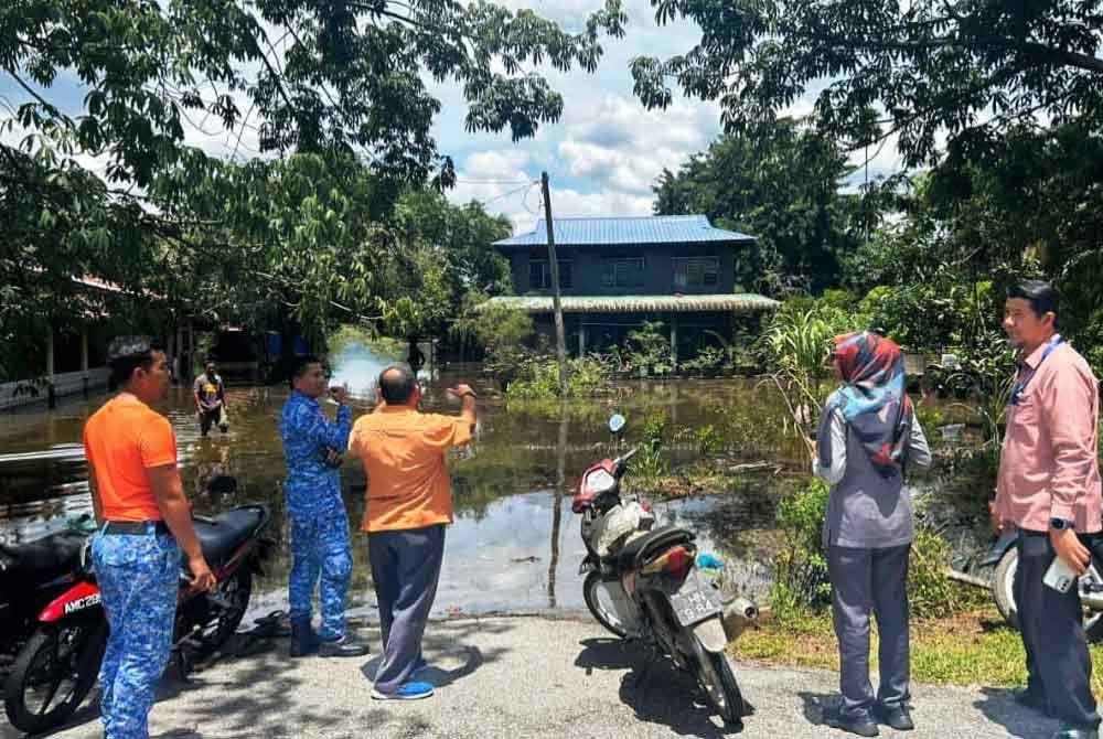 Agensi keselamatan dan jabatan terlibat melakukan pemantauan di lokasi terlibat banjir. Foto: APM Perak