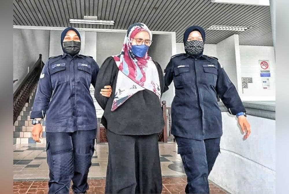 Siti Salwa (tengah) ketika dibawa keluar dari Mahkamah Sesyen pada Khamis.