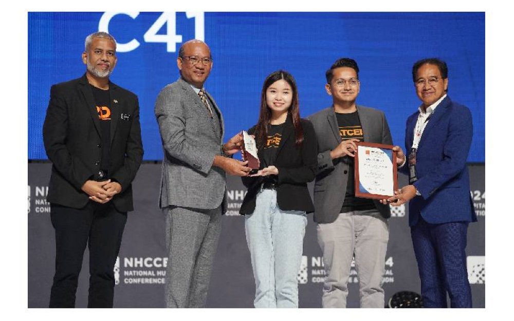 Ketua Setiausaha Kementerian Sumber Manusia, Datuk Azman Mohd Yusof (dua dari kiri) menyampaikan anugerah kepada pemenang pempamer terbaik disaksikan oleh Shahul pada NHCCE 2024 yang diadakan di MITEC pada Rabu.