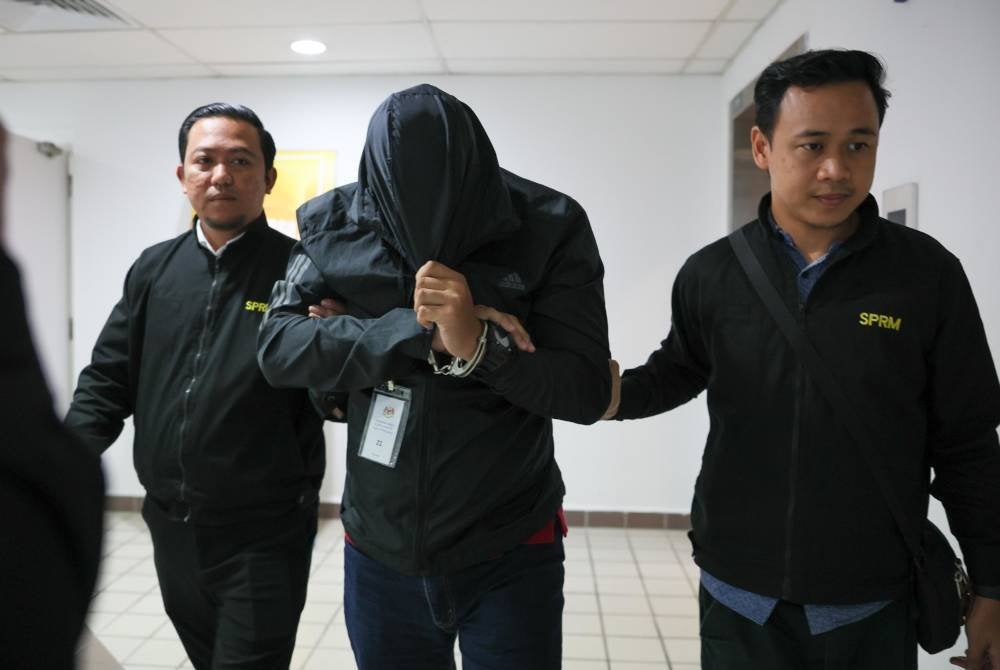 Tertuduh (tengah) dibenar diikat jamin RM5,000 dengan seorang penjamin bagi kedua-dua pertuduhan.