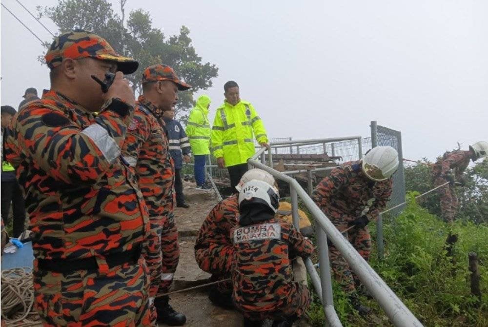 Bomba sedang menjalankan operasi mencari dan menyelamat (SAR) seorang lelaki yang terjatuh ketika sedang melakukan kerja penyelenggaraan kereta kabel di Langkawi hari ini.