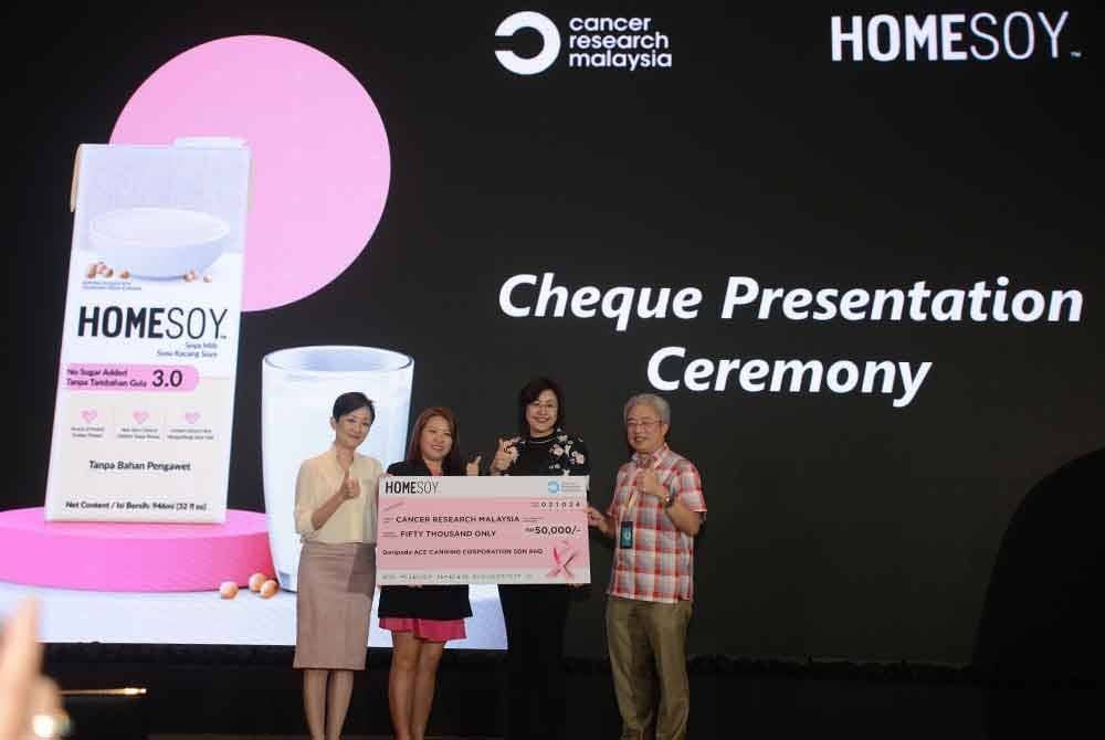 Ace Canning Corporation Sdn Bhd menyampaikan sumbangan kepada Cancer Research Malaysia.