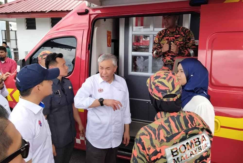 Ahmad Zahid melawat reruai pameran ketika Majlis Pelancaran Bulan Kesiapsiagaan Nasional (BKN) 2024 di Pusat Pemindahan Sementara (PPS) Dewan Serbaguna Taman Kota Jaya, Kota Tinggi pada Khamis.