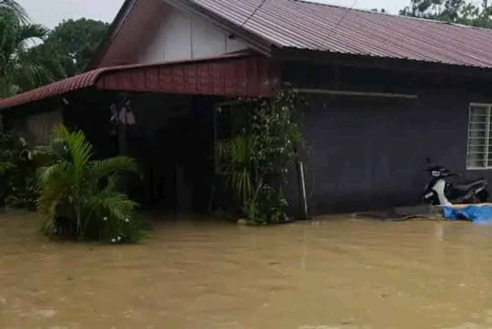 Sebuah rumah dinaiki air di Kampung Merbau Sempak pada Khamis.