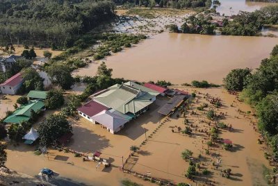 Lebih 16,000 anggota Jabatan Bomba dan Penyelamat Malaysia (JBPM) diletakkan dalam mod bersiap siaga untuk menghadapi Monsun Timur Laut lebih awal, susulan kejadian hujan lebat serta banjir yang melanda beberapa kawasan seluruh negara. Foto Bernama