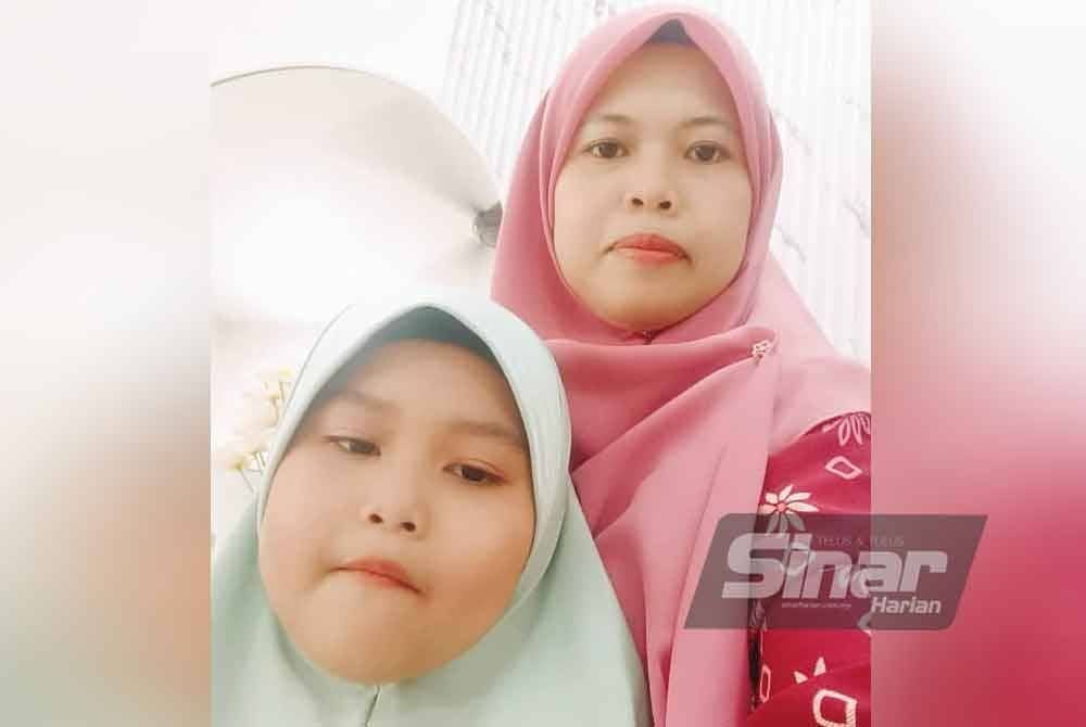 Nur Zia Naufa (kiri) bersama ibunya, Nor Adilaini Razali yang menemaninya menyertai Pertandingan Hafazan sempena Jualan Gudang Karangkraf 2024 pada Khamis.