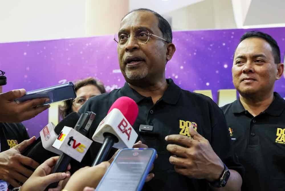 Zambry menjawab pertanyaan media selepas menghadiri program 'In Person With Doc Zam' sempena kemasukan mahasiswa baharu sesi 2024/2025 di Dewan Sultan Mizan, Universiti Malaysia Terengganu (UMT) malam tadi. - Foto: Bernama