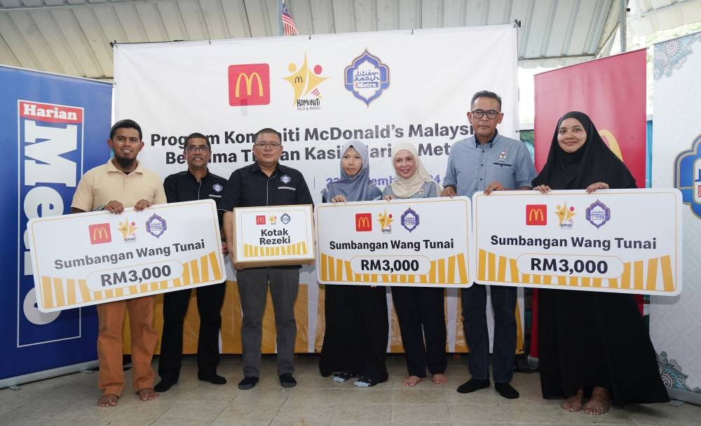 Azmir (dua dari kanan) bersama wakil tiga buah rumah kebajikan yang menerima sumbangan menerusi Bulan Komuniti tahun ini.