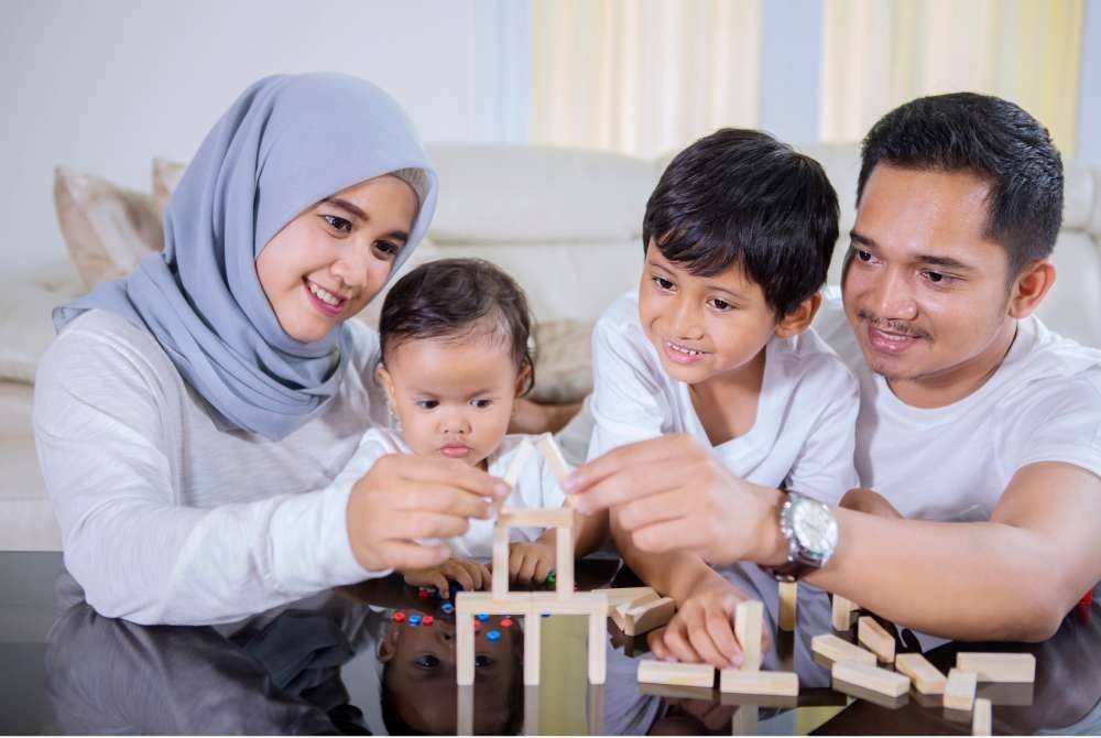 MENJADI tanggungjawab ibu bapa atau penjaga untuk mendidik anak-anak dengan pendidikan agama, kemahiran hidup, asas kehidupan, makan minum, penjagaan dan kesihatan. -Foto: Canva