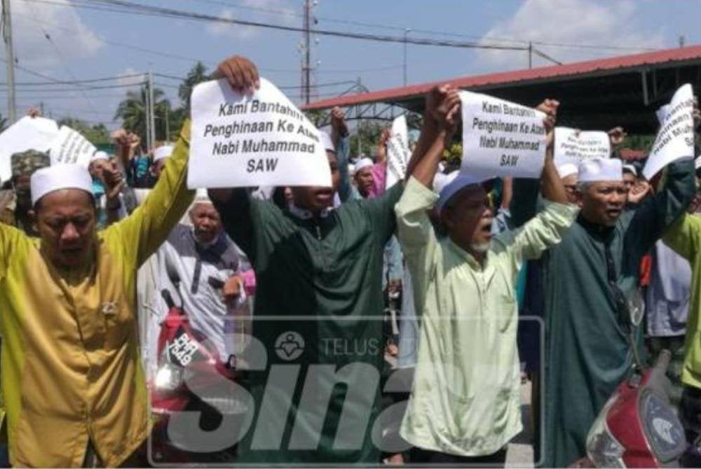 PERBUATAN menghina Nabi Muhammad SAW dan agama Islam menyebabkan kemarahan masyarakat Islam di negara ini.