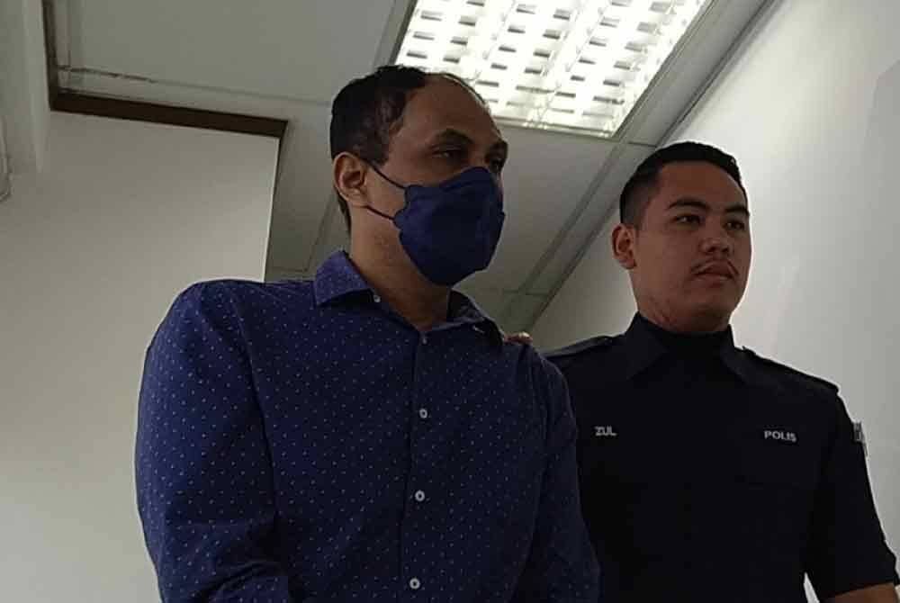 Tertuduh (kiri) mengaku tidak bersalah atas tuduhan melakukan gangguan seksual di Mahkamah Majistret Ipoh pada Jumaat.