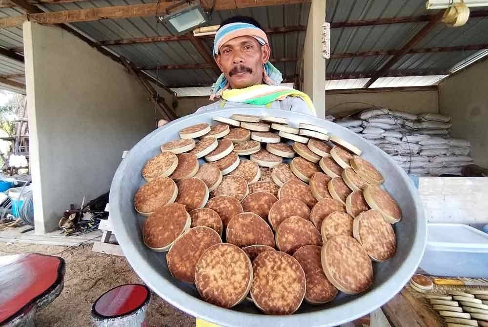 Secara purata Zulafali mampu menghasilkan kira-kira 100 keping 'nisan kerek' daripada 30 hingga 35 liter air nira kelapa.