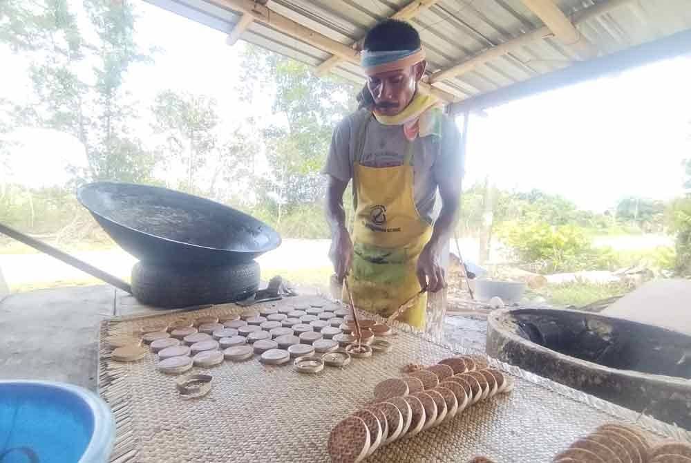 Zukafali memproses 'nisan kerek' di rumahnya di Kampung Saujana, Setiu.