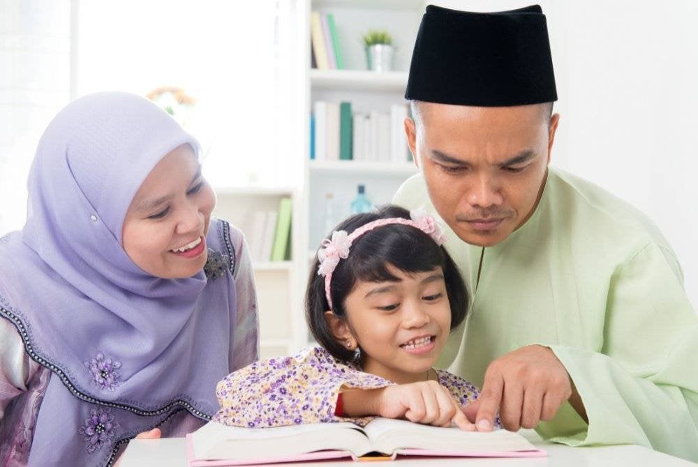 BERILAH perhatian dan curahkanlah kasih sayang sepenuhnya kepada anak-anak. Foto CANVA