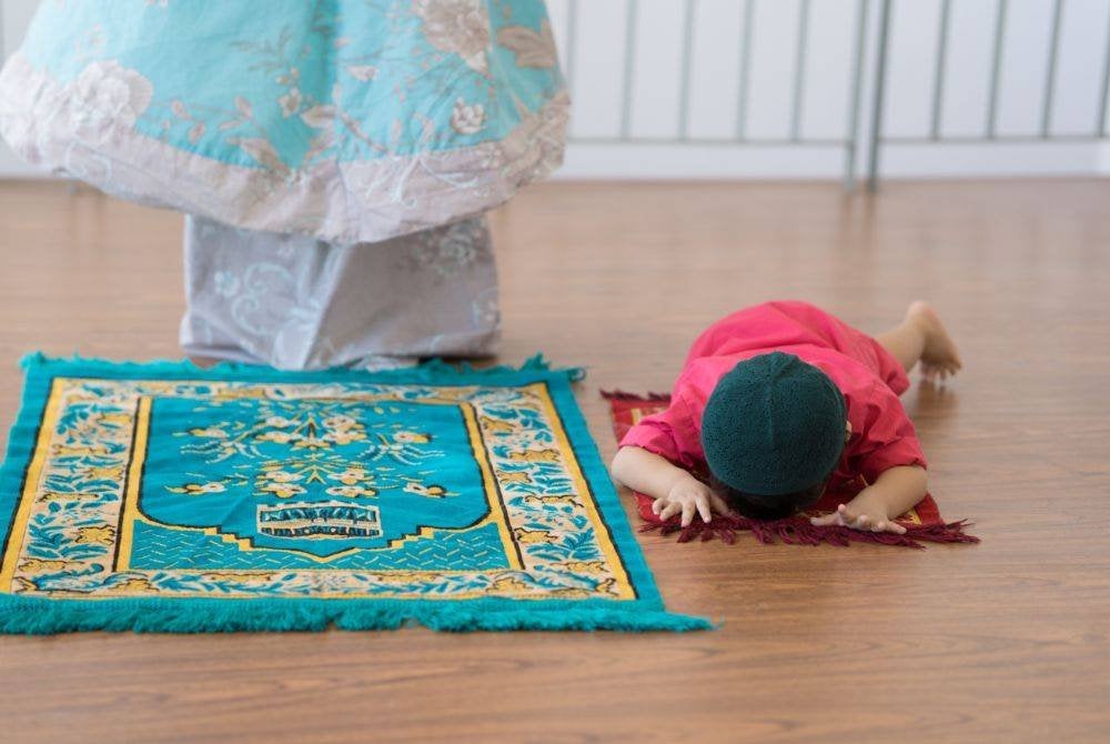 ANAK-ANAK perlu diberi kasih sayang sepenuhnya dan dididik mengenal agama sejak kecil. Foto CANVA