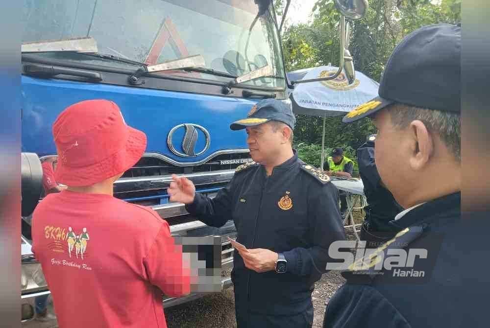 Aedy (tengah) memberi penjelasan kepada pemandu berhubung kesalahan dilakukan semasa Operasi Khas Kenderaan Perdagangan di Jalan Bangi Lama - Semenyih, Selangor pada Jumaat. FOTO SINAR HARIAN- HISYAMUDDIN AYUB.