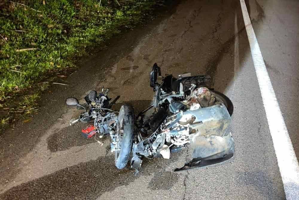 Motosikal yang dirempuh sebuah kereta dalam kemalangan di Kilometer 3, Jalan Kluang-Nyior pada malam Khamis. Foto IPD Kluang
