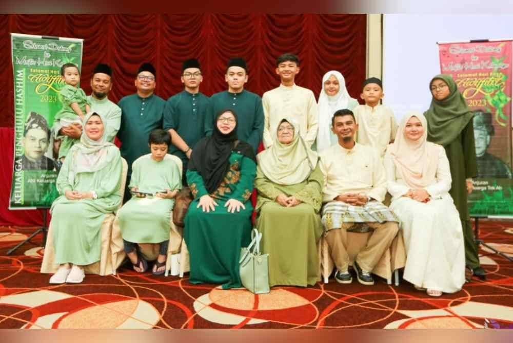 Khairul Nizam (duduk dua kanan) semasa menyertai hari perhimpunan keluarga pada tahun lalu.