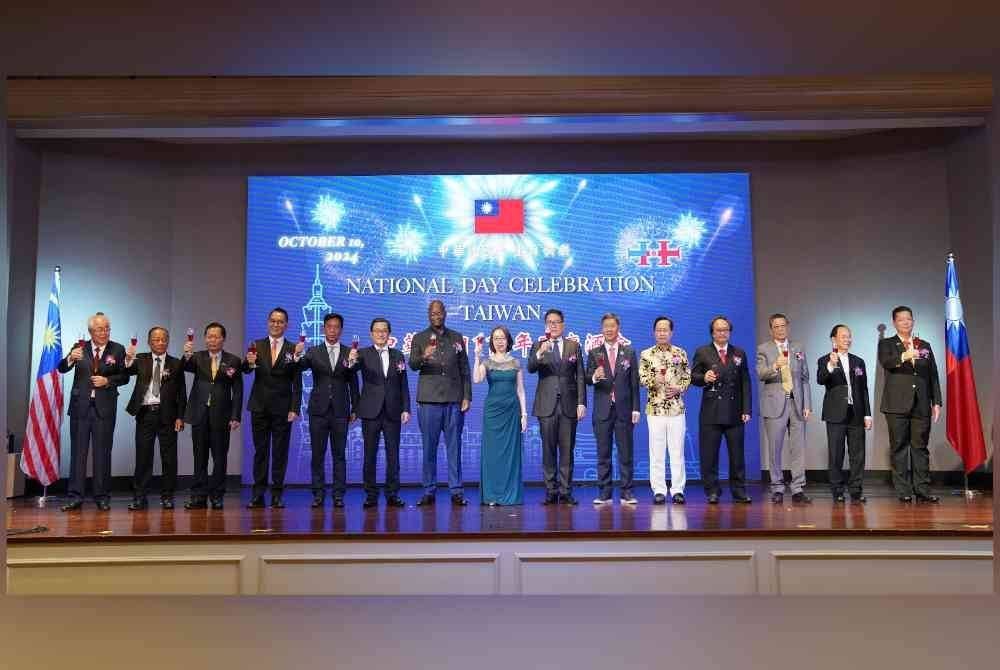 Yeh (lapan dari kiri) bersama wakil NGO Malaysia dan Taiwan meraikan sambutan ulang tahun Hari Kebangsaan ke-113 Republik China di sebuah hotel pada Khamis.