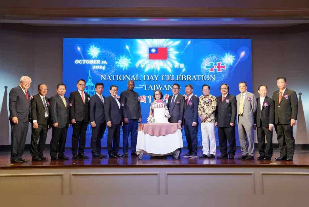 Yeh (lapan dari kiri) bersama wakil NGO Malaysia dan Taiwan memotong kek sempena sambutan ulang tahun Hari Kebangsaan ke-113 Republik China di sebuah hotel pada Khamis.