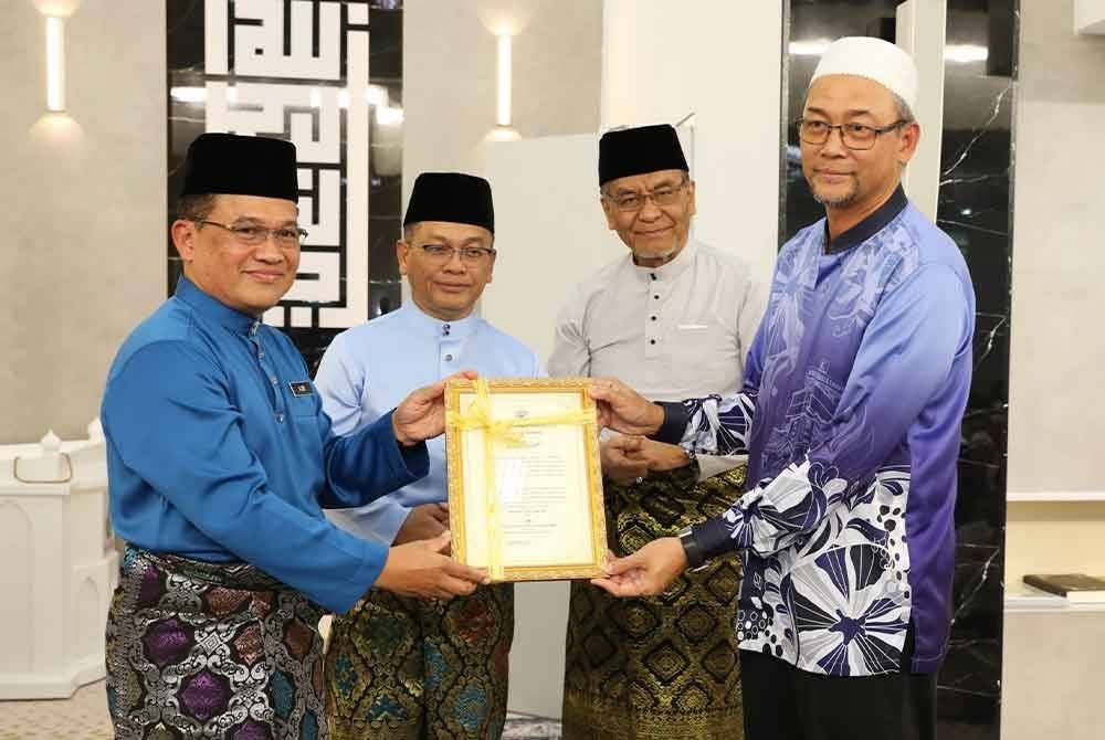 Majlis Pengisytiharan Diri Solat Jumaat Pertama Masjid Az-Zahrawi HKL disempurnakan Mohd Na'im pada Jumaat.