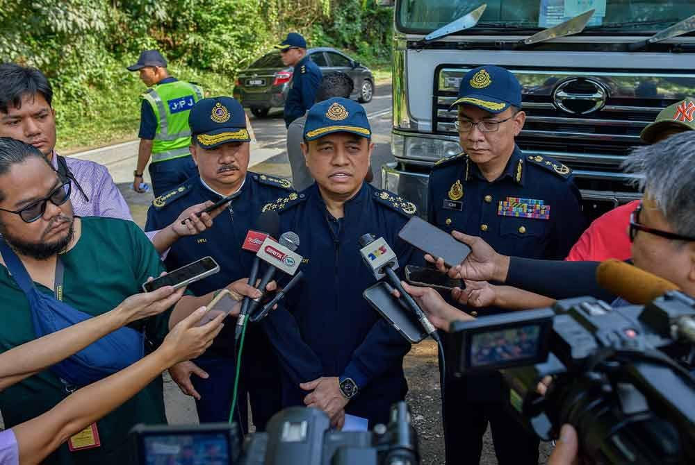 Aedy Fadly bercakap pada sidang media selepas mengadakan Operasi Khas Kenderaan Perdagangan di Batu 5, Jalan Bangi Lama pada Jumaat. Foto Bernama