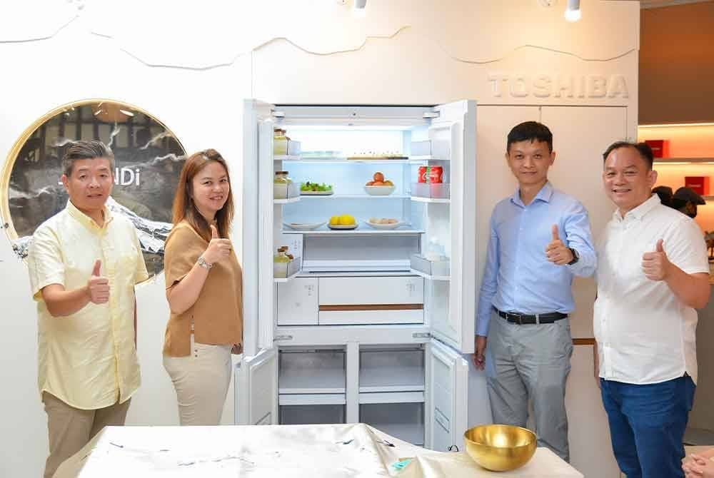 Steven (dua dari kanan) melancarkan produk inovasi terbaharu dengan rekaan minimalis yang lebih harmoni.