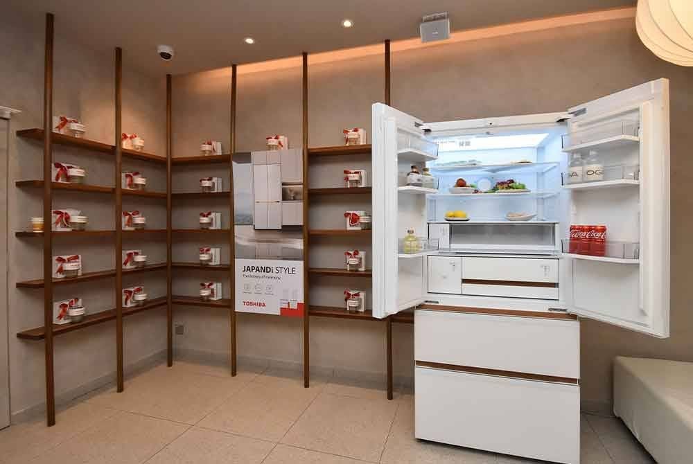 Peti sejuk Japandi ini juga dilengkapi dengan teknologi HydroFresh yang membantu memastikan kesegaran buah-buahan dan sayur-sayuran.