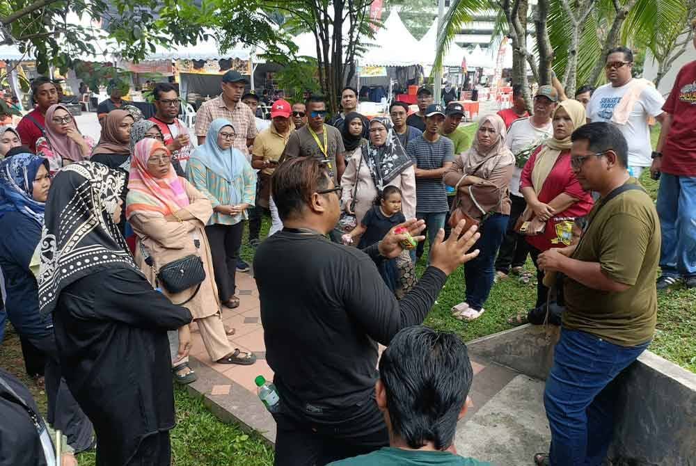 Peniaga berkumpul untuk berbincang mengenai karnival yang kurang mendapat sambutan.