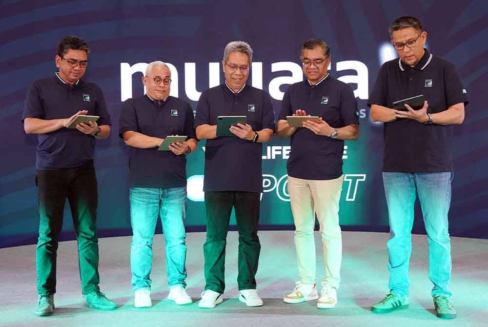 (Dari kiri) Ketua Pegawai Operasi - Bahagian Pembangunan Hartanah, Shahril Mohd Khairi; Ketua Pegawai Strategi Kreatif - Bahagian Strategi Kreatif, Muhd Taufiq Jaapar; Khairul Azizi; Ketua Pegawai Kewangan, Mohd Ali Zakaria dan Ketua Pegawai Operasi - Bahagian Pengurusan Harta, Jazmi Kamarudin