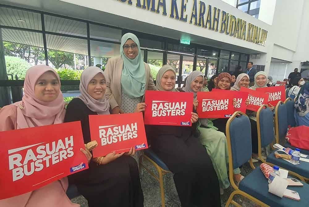 Pegawai dan kakitangan PDC menyatakan sokongan terhadap usaha serta gerakan Rasuah Busters.