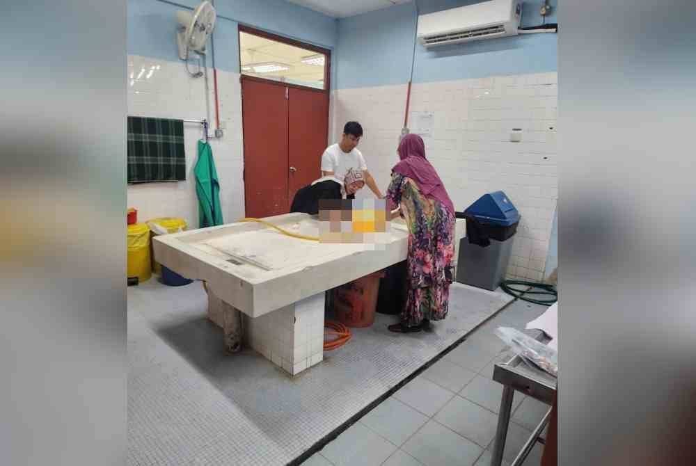 Keadaan ketika Naura dimandikan. Foto Facebook Syahierah Zainal.