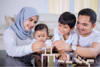 MENJADI tanggungjawab ibu bapa atau penjaga untuk mendidik anak-anak dengan pendidikan agama, kemahiran hidup, asas kehidupan, makan minum, penjagaan dan kesihatan. -Foto: Canva