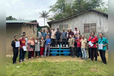 Penduduk yang hadir untuk menerima rakit sumbangan CREST.