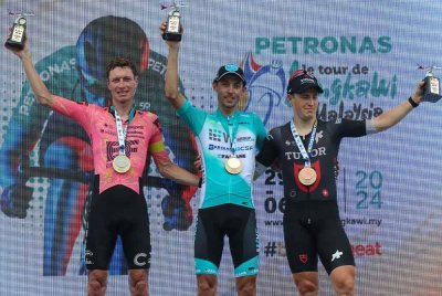 Pelumba VF Group-Bardiani-CSF-Faizane, Manuele Tarozzi (tengah) memenangi Peringkat Keenam perlumbaan Le Tour de Langkawi (LTdL) 2024 sejauh 123.4km dari Batu Pahat ke Kulai, Johor hari ini.
Diikuti pelumba EF Education-EasyPost Stefan de Bod (kiri) tempat kedua dan pelumba Tudor Pro Cycling Team, Arvid De Kleijn (kanan) meraih tempat ketiga. Foto Bernama