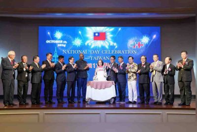 Yeh (lapan dari kiri) bersama wakil NGO Malaysia dan Taiwan memotong kek sempena sambutan ulang tahun Hari Kebangsaan ke-113 Republik China di sebuah hotel pada Khamis.