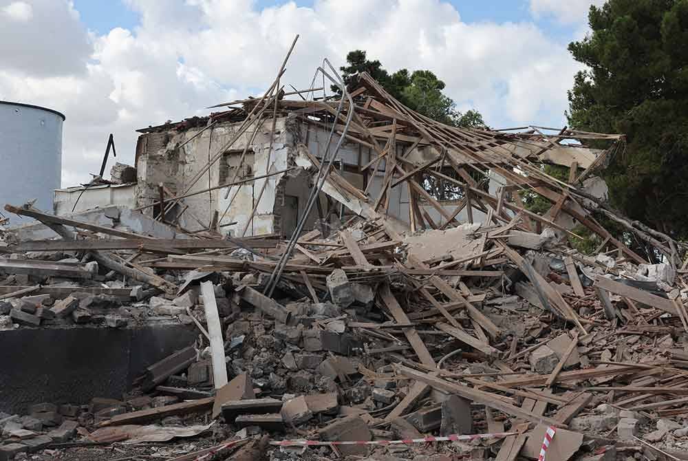 Kesan serangan pada malam Selasa itu menyaksikan banyak bangunan yang musnah.
