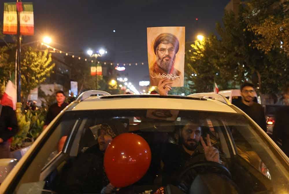 Rakyat Iran berarak di Teheran pada malam Selasa, selepas tentera mereka melepaskan peluru berpandu ke atas Israel.