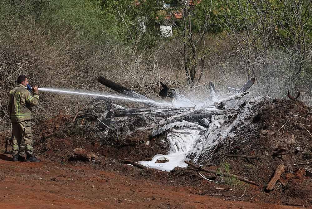 Seorang anggota bomba memadamkan kebakaran di Hod Hasharon susulan serangan peluru berpandu Iran.