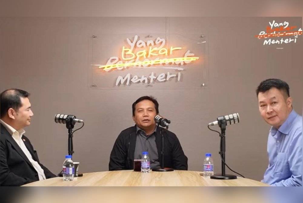 Tangkap layar sesi podcast 'Yang Bakar Menteri' episod 6 yang disiarkan di Youtube pada Isnin.