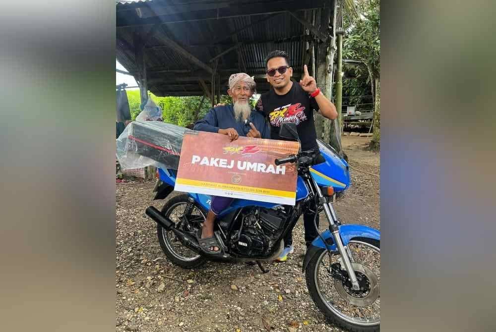 Mohamad Faizal (kanan) merakam gambar kenangan bersama Ismail atau lebih dikenali sebagai Paksu Tomoi di kediaman warga emas itu di Kuala Ketil, Kedah. Foto Facebook RXZ Members - Official