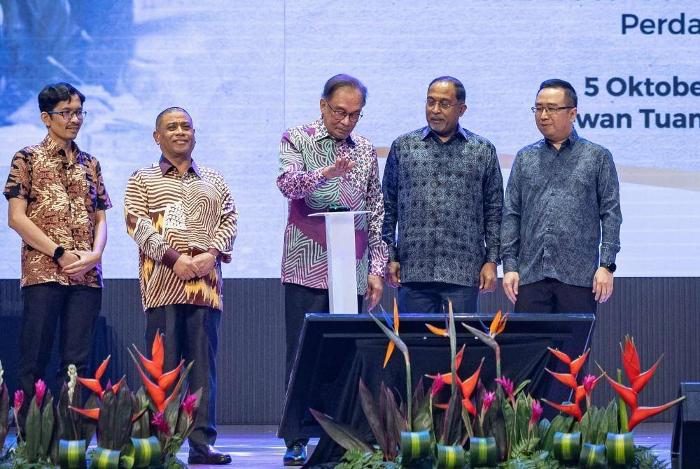 Anwar (tengah) merasmikan majlis Syarahan Za'ba Seabad Pemikir Kemiskinan dan Hari Akademia Negara di Universiti Pendidikan Sultan Idris (UPSI) hari ini. Foto Bernama