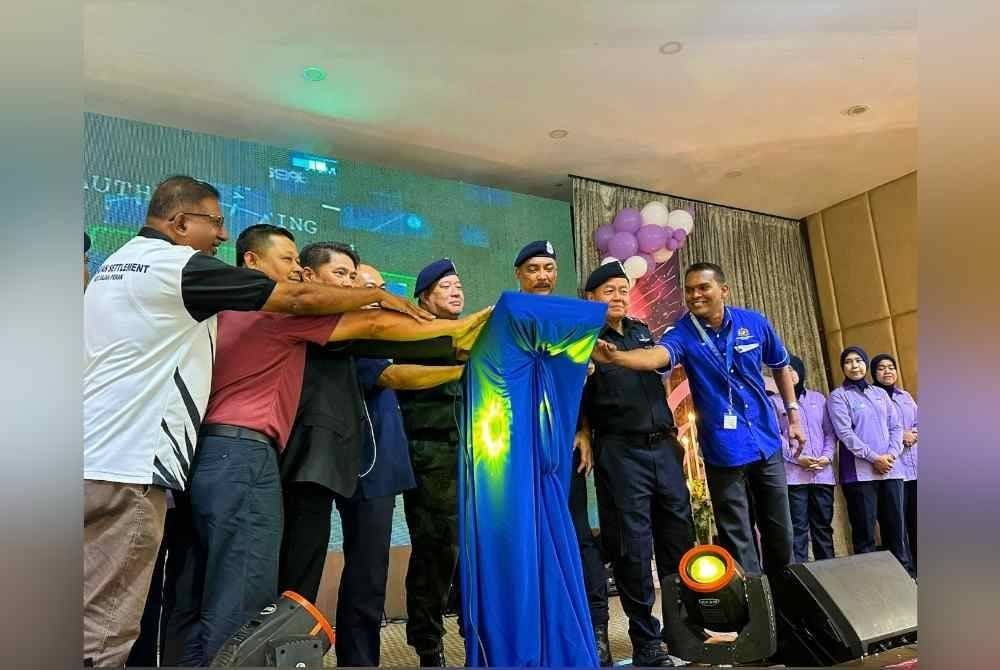 Azizi (empat dari kanan) menyempurnakan gimik perasmian Taman Angkat Amanita Perak di Dewan Konvensyen Pusing, Batu Gajah pada Sabtu.