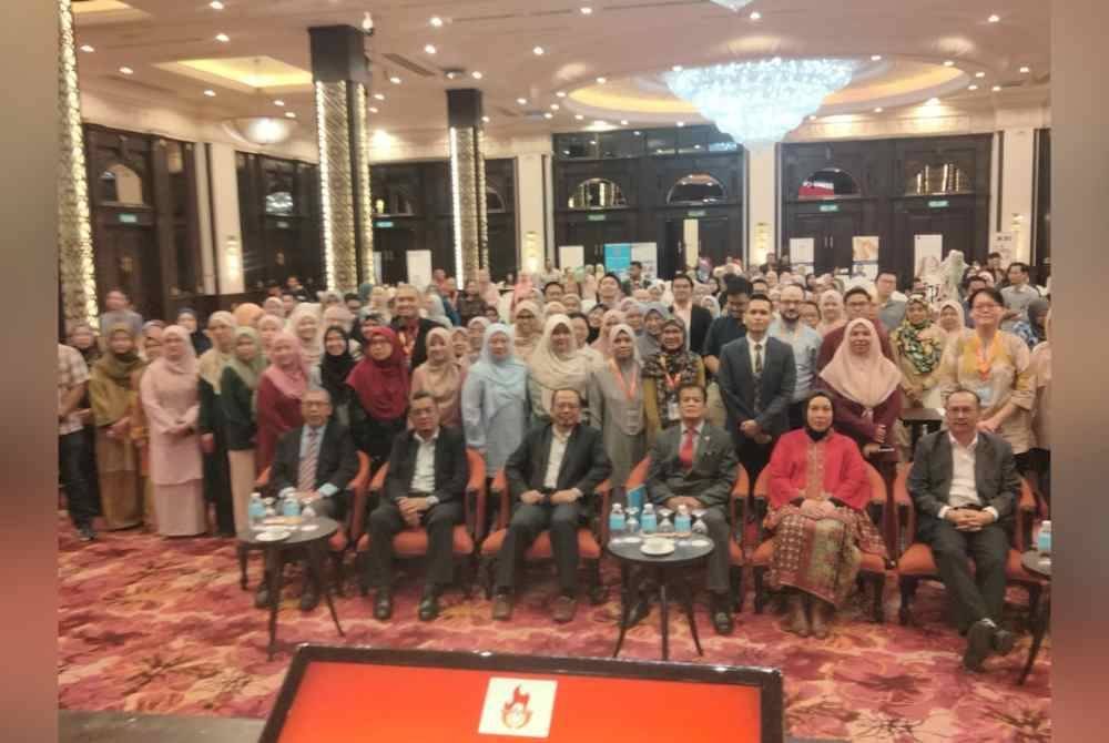 Dr Zaini (duduk, tengah) bersama tetamu dan peserta Seminar 'Burn Talk, Back to Basic: Rivitalizing Core Competencies in Burn Management'.