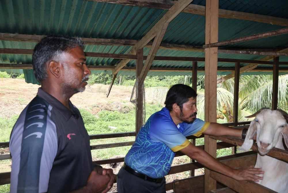 Mohd Uzir (kanan) ketika mengadakan lawatan di Kampung Bebuloh Laut sempena Program Lawatan Kerja Pesuruhjaya Banci Pertanian di Wilayah Persekutuan Labuan.