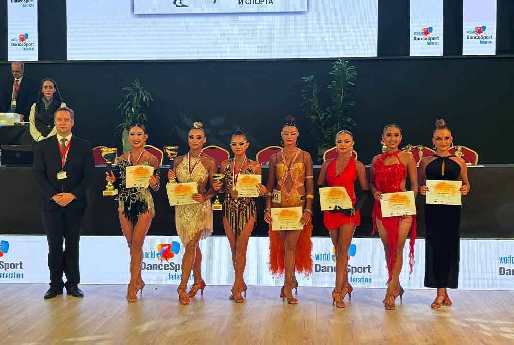 Cherry (kiri) mengungguli Piala Dunia Kategori Latin Solo.