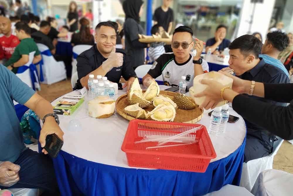 Sebahagian hadirin menikmati buah durian.